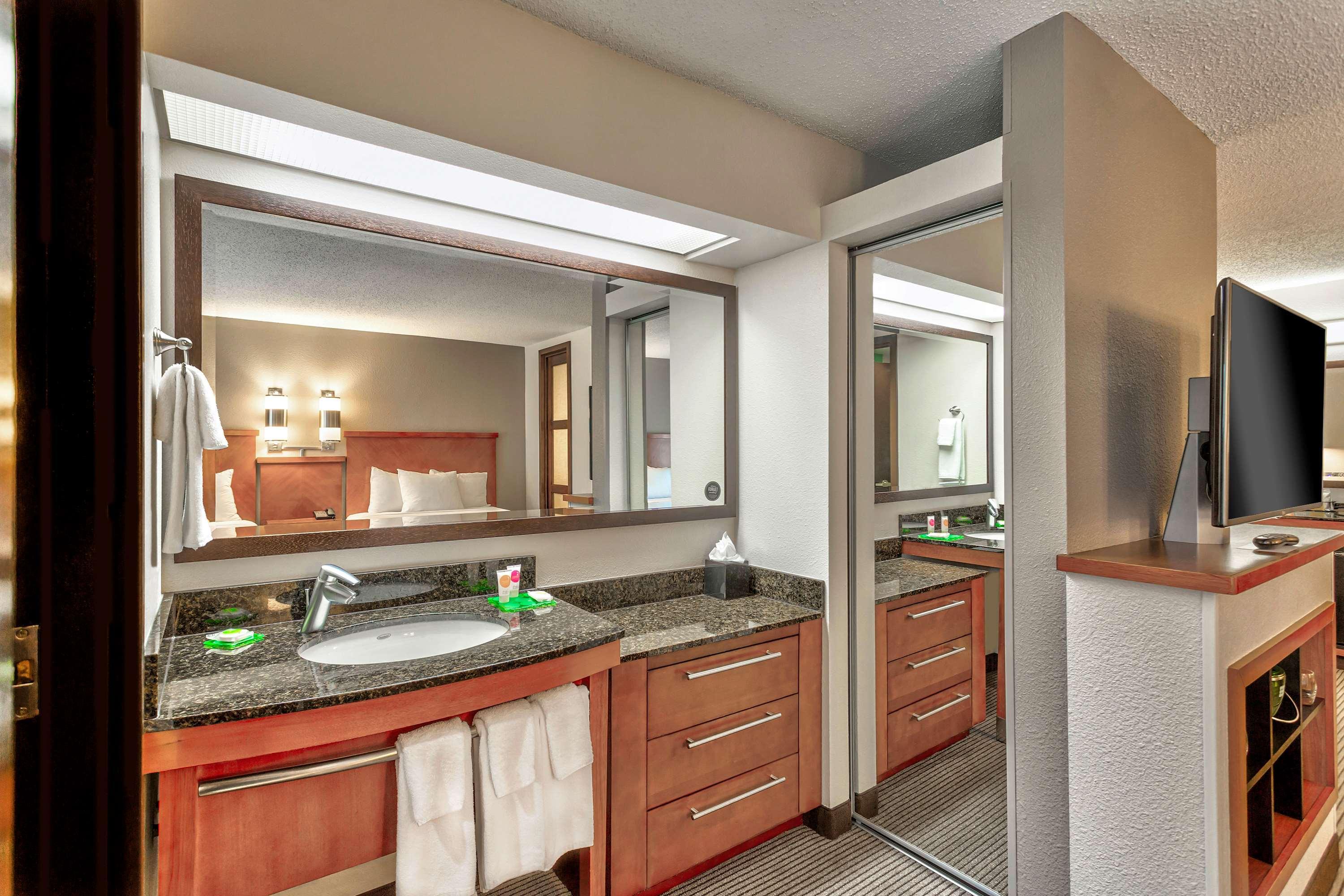 Wyndham Garden Kansas City Airport Екстер'єр фото