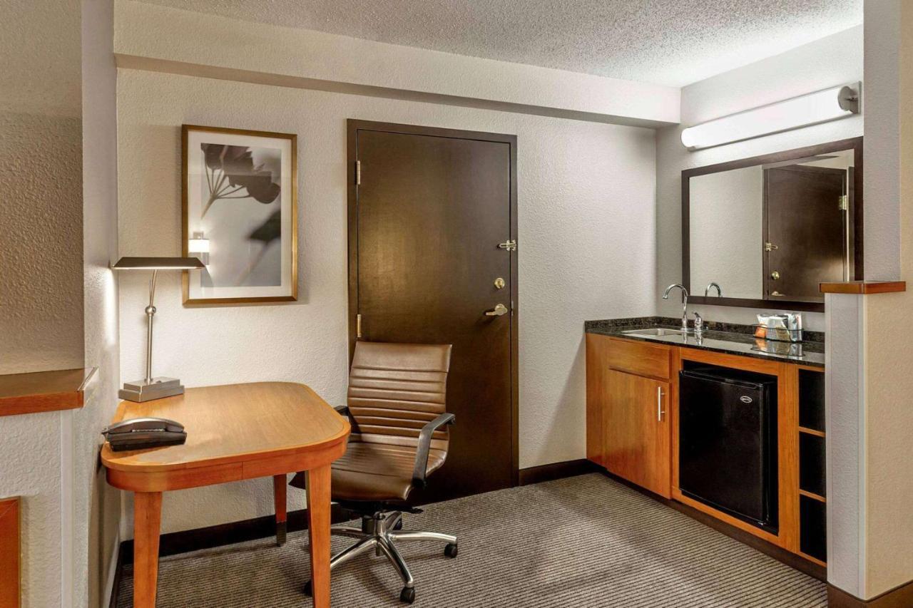Wyndham Garden Kansas City Airport Екстер'єр фото