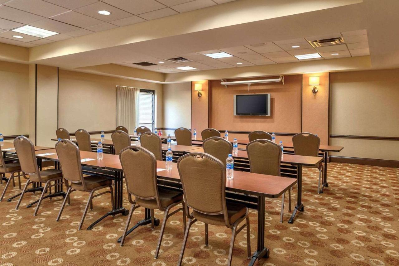 Wyndham Garden Kansas City Airport Екстер'єр фото
