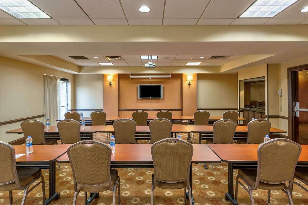 Wyndham Garden Kansas City Airport Екстер'єр фото