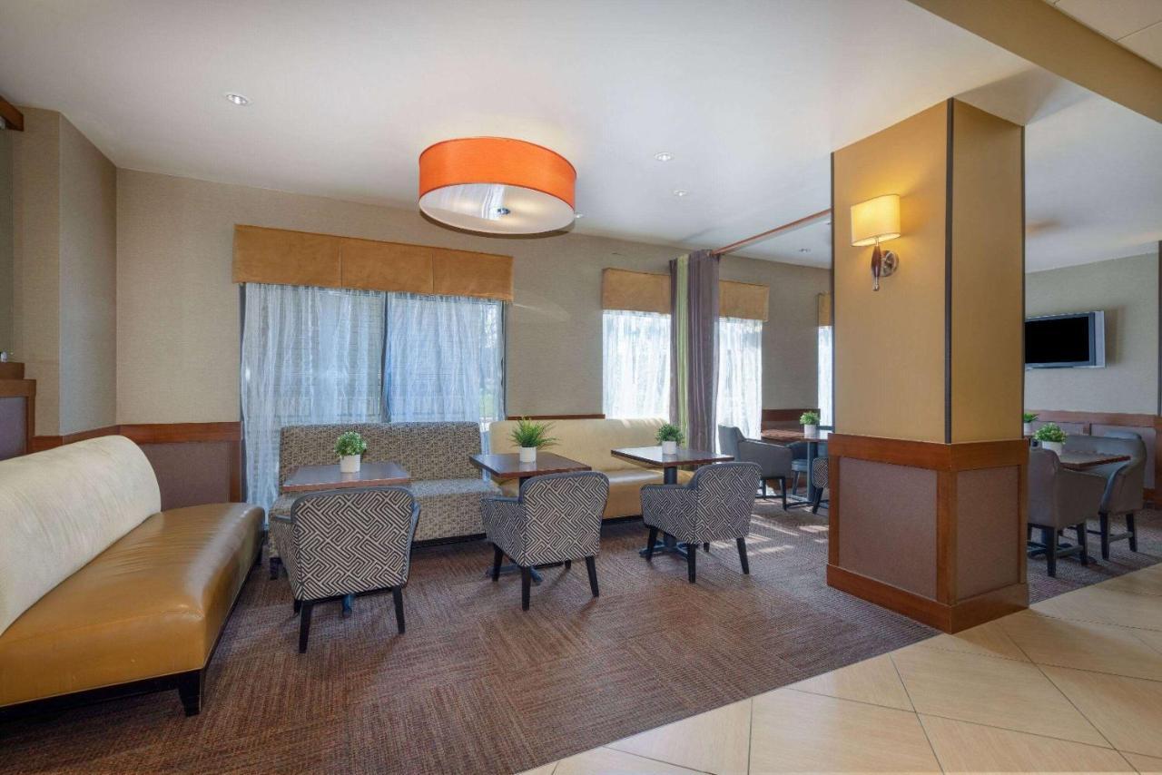 Wyndham Garden Kansas City Airport Екстер'єр фото