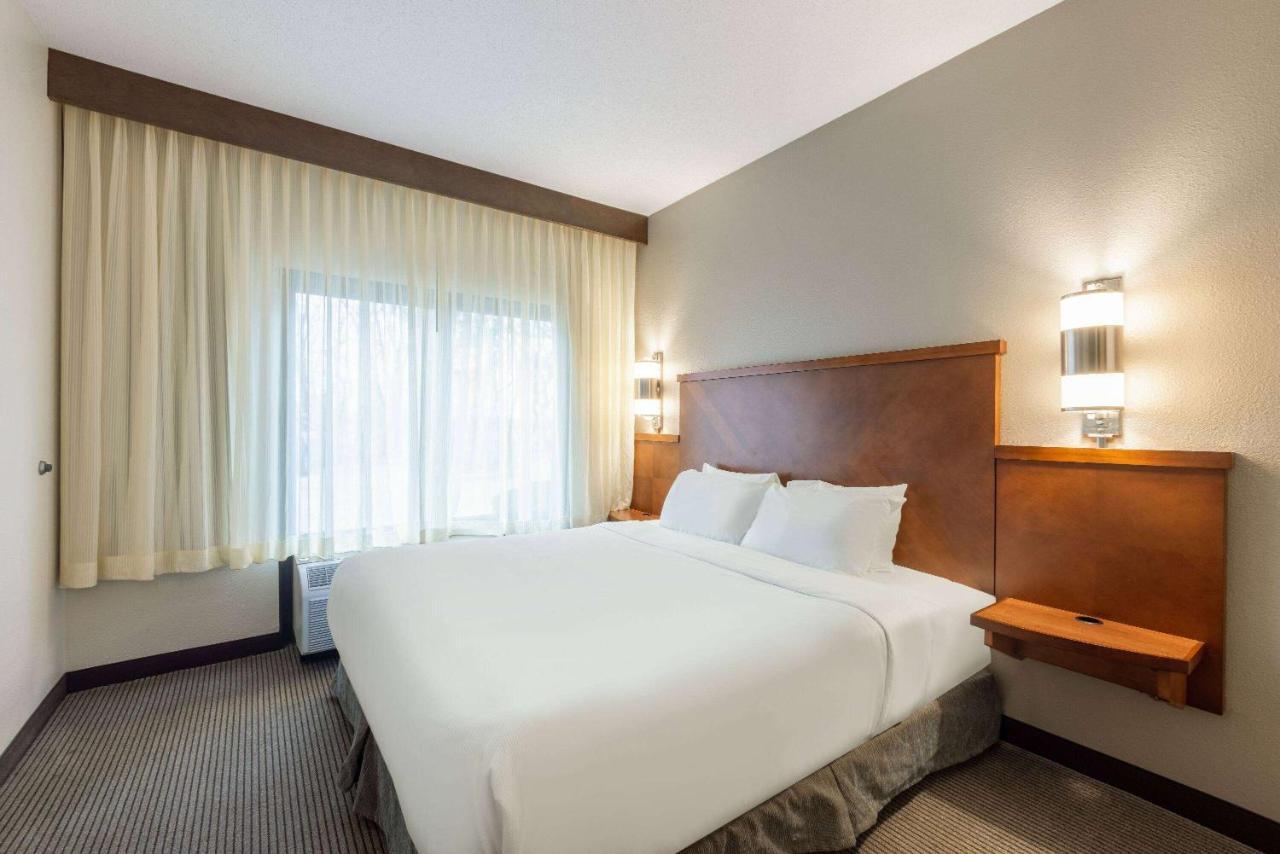 Wyndham Garden Kansas City Airport Екстер'єр фото