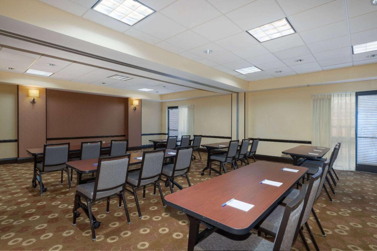 Wyndham Garden Kansas City Airport Екстер'єр фото