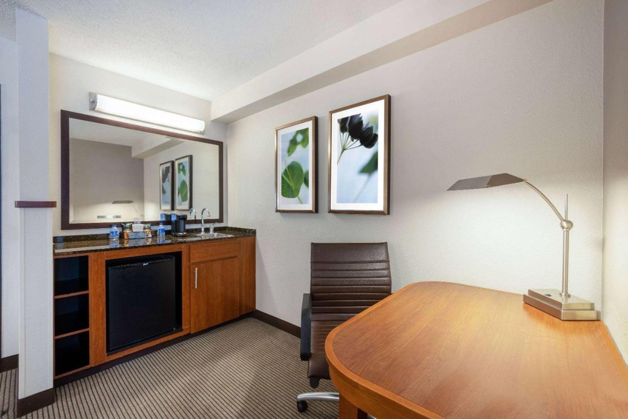 Wyndham Garden Kansas City Airport Екстер'єр фото