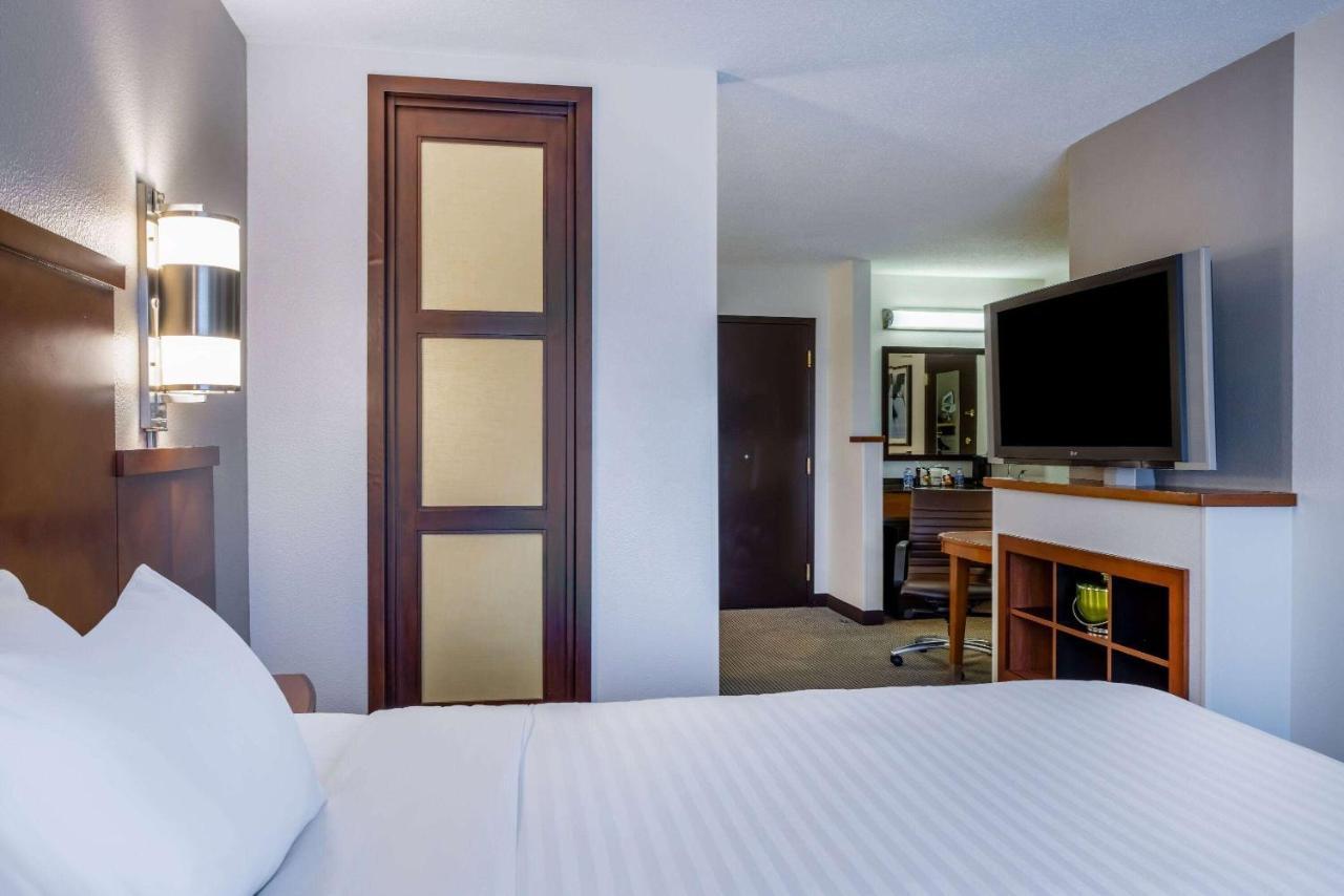 Wyndham Garden Kansas City Airport Екстер'єр фото