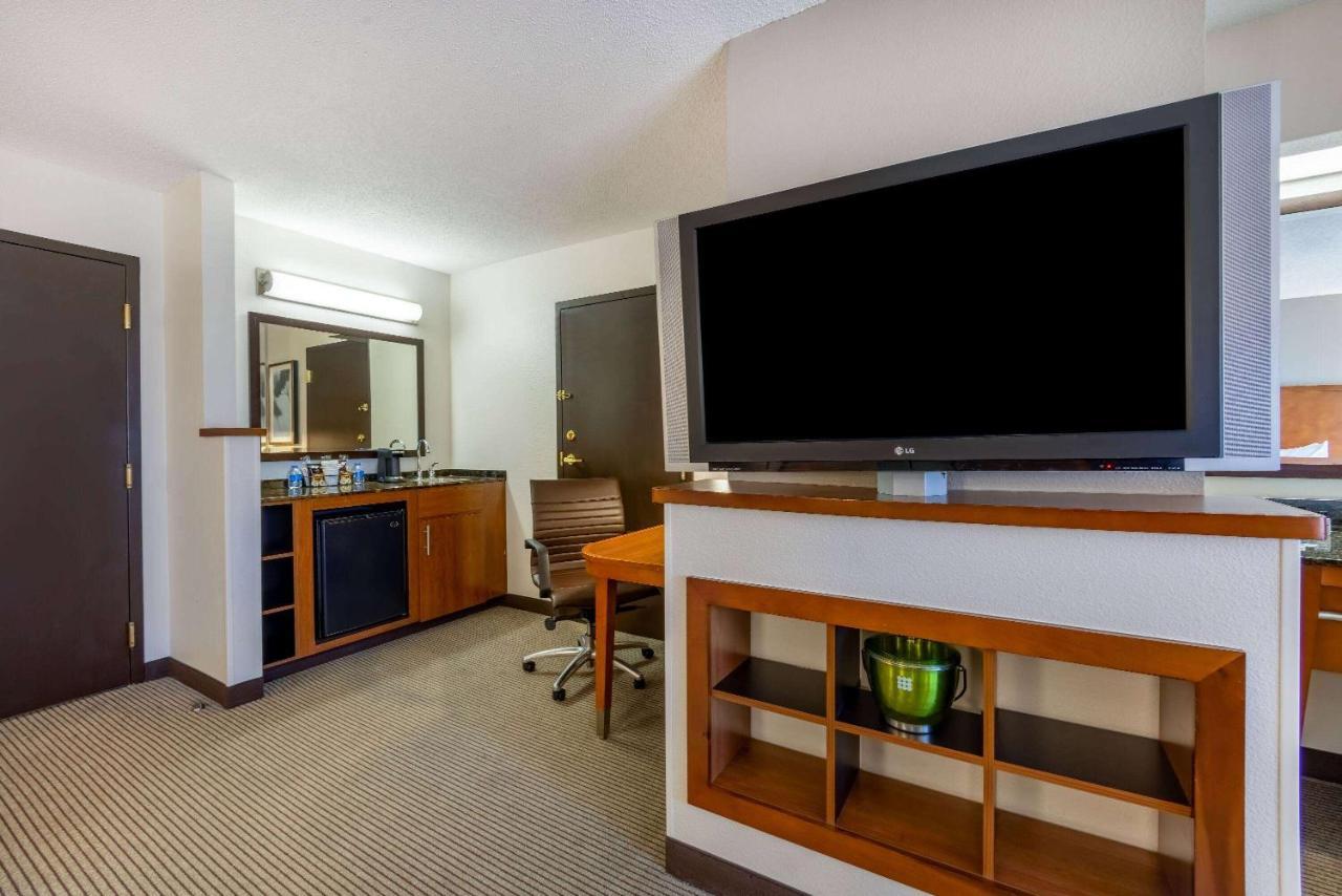 Wyndham Garden Kansas City Airport Екстер'єр фото